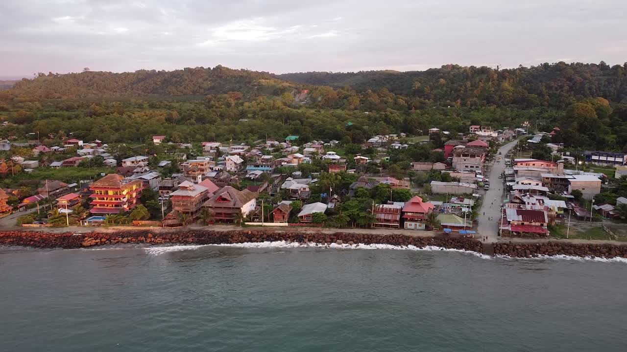 Pemandangan udara Mompiche, Ekuador. Provinsi Esmeraldas, Ekuador. Kota pantai hutan hujan di pesisir Ekuador. Kota selancar di pesisir Pasifik