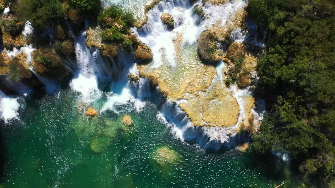 impresionante vista de pájaro volando hacia abajo en los lagos y cascadas del parque nacional krka en dalmacia, croacia filmada en 4k