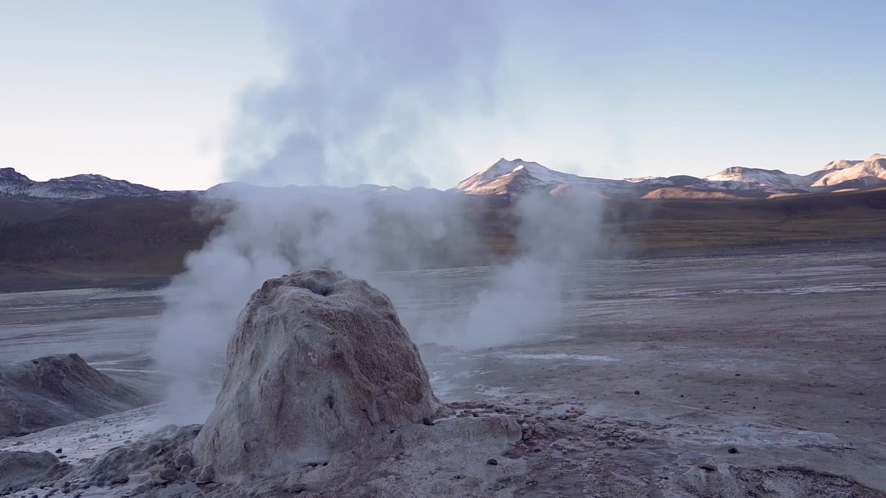 géiseres el tatio hirviendo en el desierto de atacama en chile, sudamérica