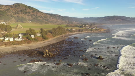 Mcvay-Rock-En-Brookings,-Oregon,-Una-Joya-Escondida-De-Una-Playa-Conocida-Por-Los-Lugareños