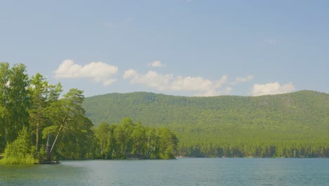 un paisaje sereno a orillas de un lago con montañas