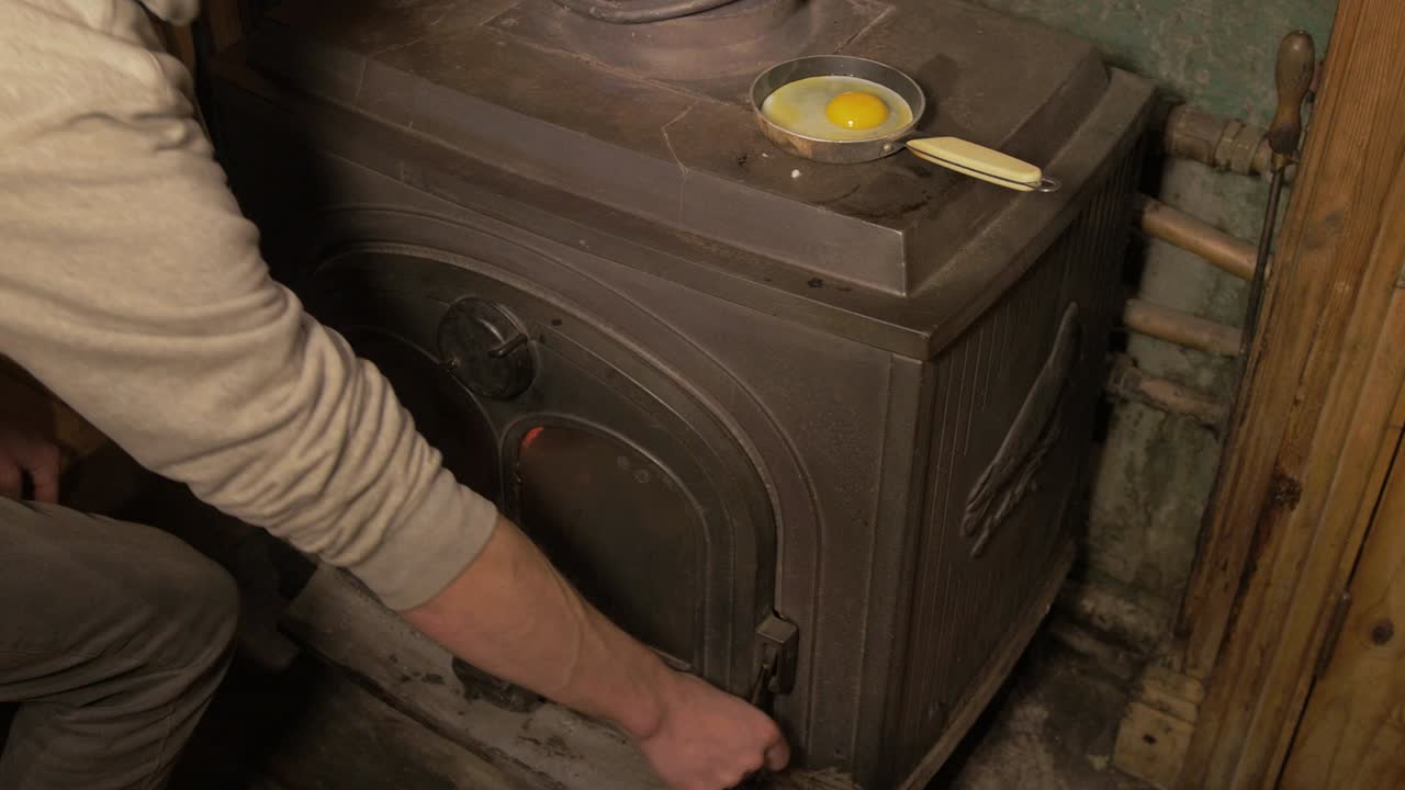 계란 후라이하면서 막대기로 불을 토핑