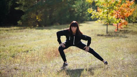 mujer estirándose en el parque de otoño