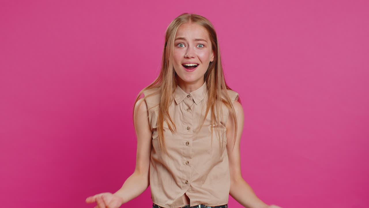 mujer asombrada sorpresa mirando a la cámara con ojos grandes conmocionada por la victoria repentina wow emoción