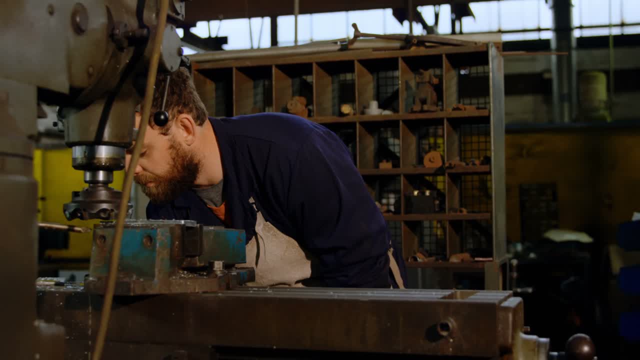 4k 워크 ⁇  에서 일 하는 금속공