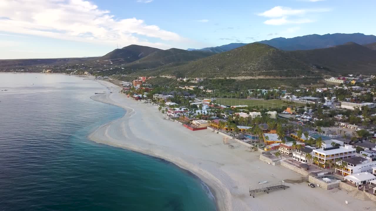 punto turístico - ciudad de playa tropical de baja, méxico cerca de california big sur, drone aéreo estableciendo vista