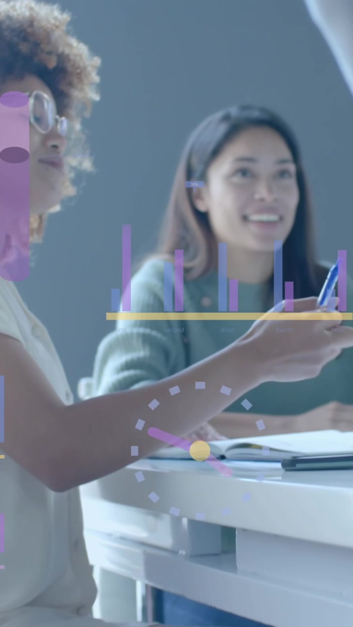 Elaborazione dati su un'interfaccia sopra colleghi diversi e felici che parlano durante una riunione d'ufficio casual.