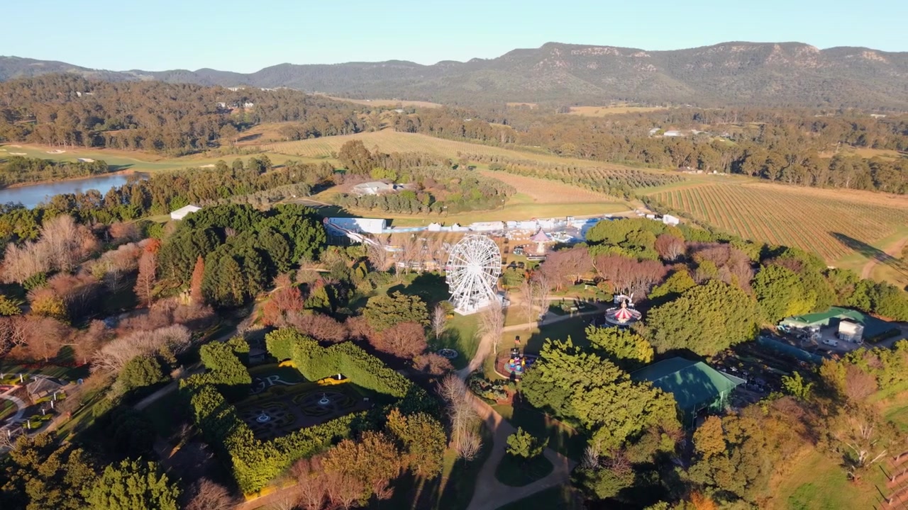 Órbita aérea de roda-gigante nos Jardins de Hunter Valley ao nascer do sol perto de Pokolbin, tomada aérea de drone de NSW, Austrália