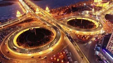 el 18 de enero de 2020 en dongbei, china, vista aérea nocturna de harbin, las rotondas de la autopista