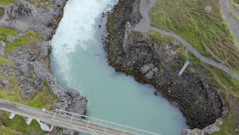 de arriba hacia abajo de la poderosa corriente glaciar de la cascada godafoss islandia