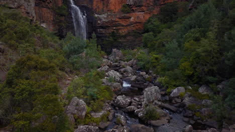 Sudáfrica-Aérea-Dron-Lisboa-Berlín-Cataratas-Cascadas-Sabie-Cinemática-Parque-Nacional-Kruger-Parcialmente-Nublado-Exuberante-Primavera-Verano-Verde-Maravilloso-Río-Paisaje-Arbusto-Despacio-Adelante-Pan-Arriba-Movimiento