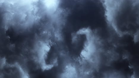 nubes oscuras en movimiento y tormentas eléctricas