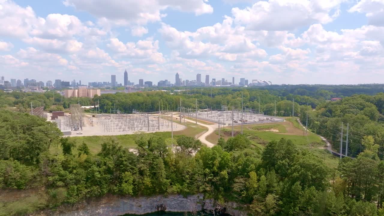 вестсайдский резервуарный парк с видом на центр атланты, горизонт, электростанция, электросеть, джорджия, снимок с дрона