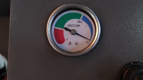 la cámara se aleja revelando un medidor de vacío, taller de automóviles, bangkok, tailandia