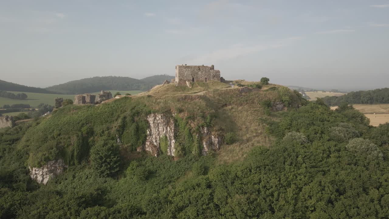 espectacular afloramiento rocoso del castillo de dunamase contra el paisaje agrícola en el condado de laois en dunamaise, irlanda