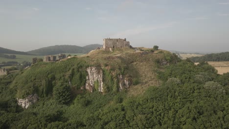 Dramatic-Rocky-Outcrop-Of-Dunamase-Castle-Against-Agricultural-Landscape-At-County-Laois-In-Dunamaise,-Ireland