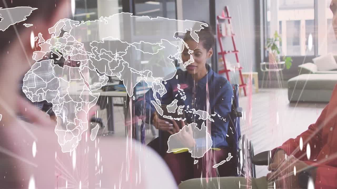 animación del procesamiento de datos sobre diversas personas de negocios discutiendo