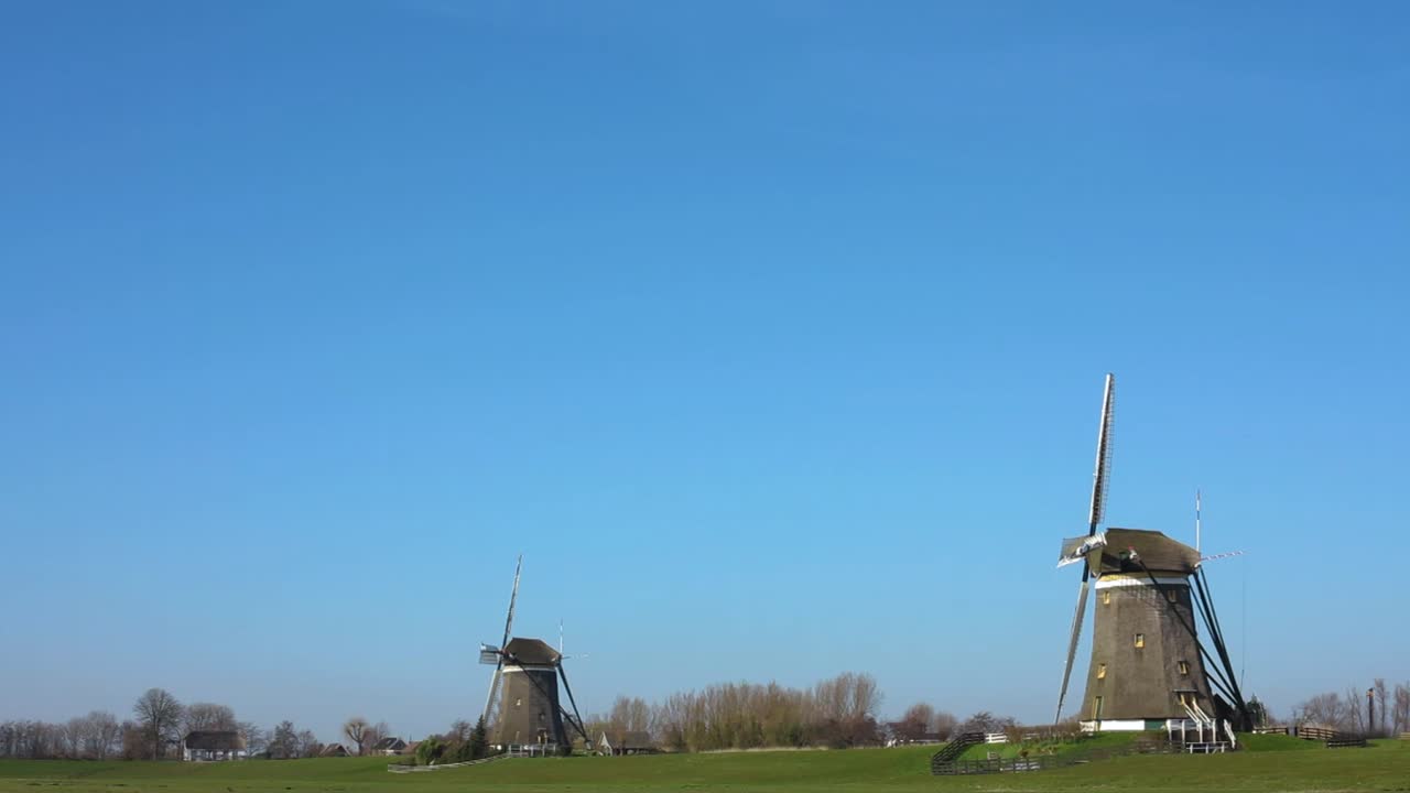 Lanskap pedesaan Belanda yang indah dengan sekelompok tiga kincir angin, Drie Molen di kota Leidschendam, Belanda