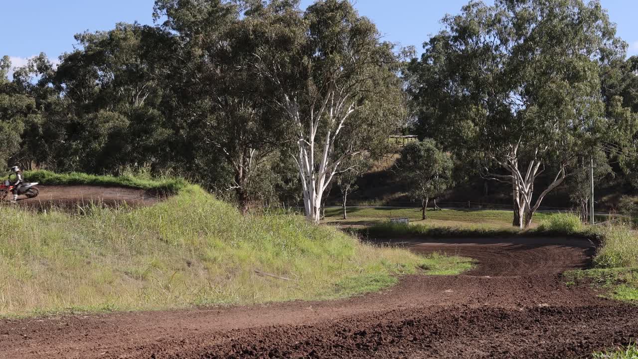 motociclistas carreras en un camino de bosque fangoso