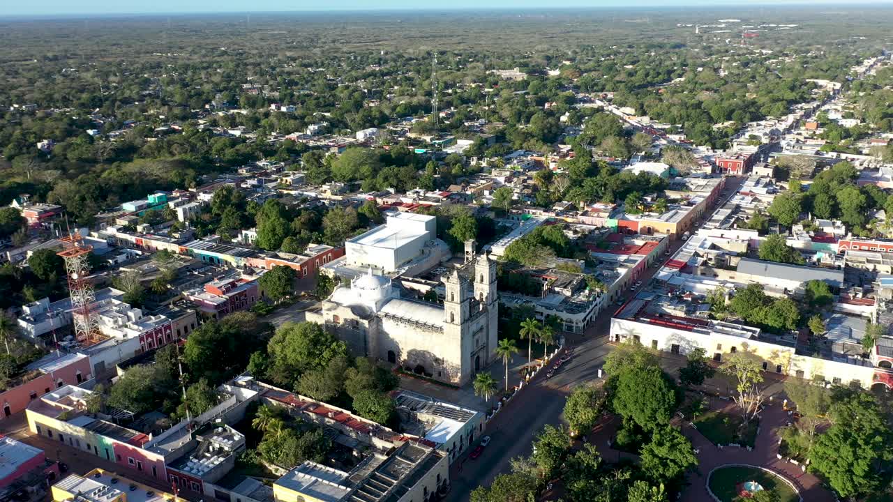 órbita aérea alta alrededor de la izquierda centrada en la catedral de san gervasio temprano en la mañana en valladolid, yucatán, méxico