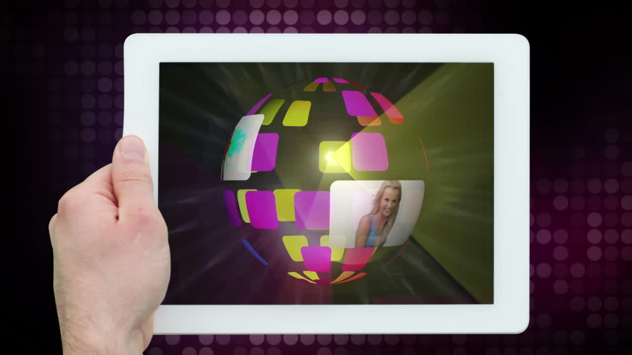 tableta que muestra el montaje de la vida nocturna