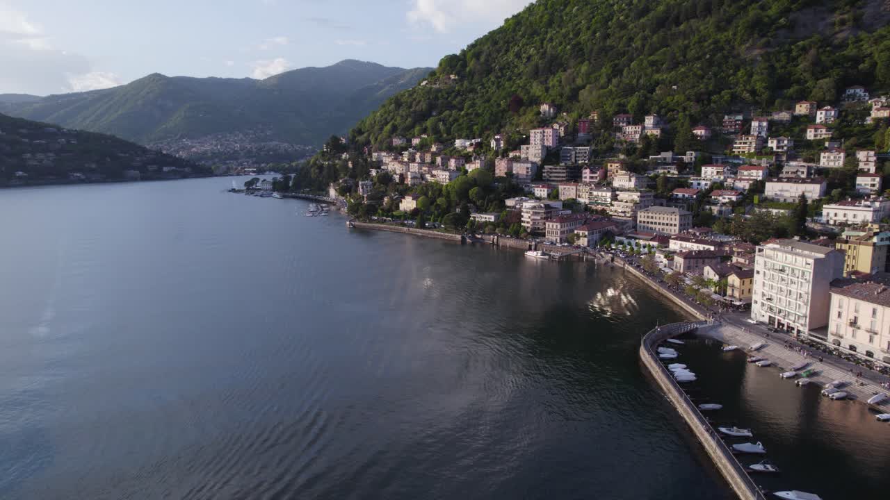 vista de estructuras frente al mar con crucero por el lago de como en la región de lombardía, norte de italia