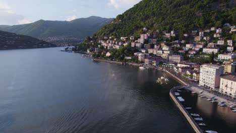 Vista-De-Estructuras-Frente-Al-Mar-Con-Crucero-Por-El-Lago-De-Como-En-La-Región-De-Lombardía,-Norte-De-Italia