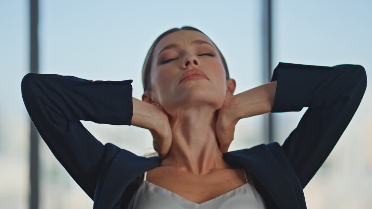 mujer sobrecargada de trabajo masajeando el cuello en el lugar de trabajo de cerca. trabajador de oficina cerrando los ojos