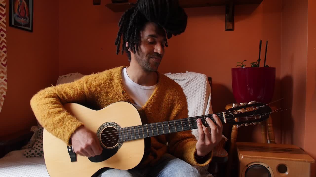 Portræt, der indfanger ynden og glæden hos en mand, der spiller guitar
