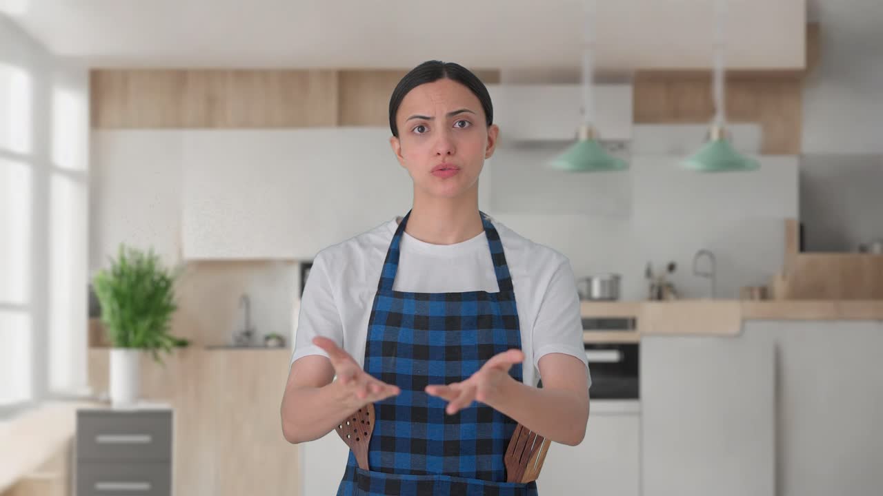 ama de casa india hablando con alguien