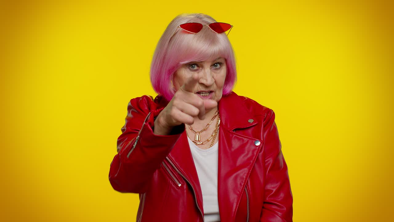 anciana madura sonriendo emocionada, señalando a la cámara, belleza eligiendo ganador afortunado, indicándote