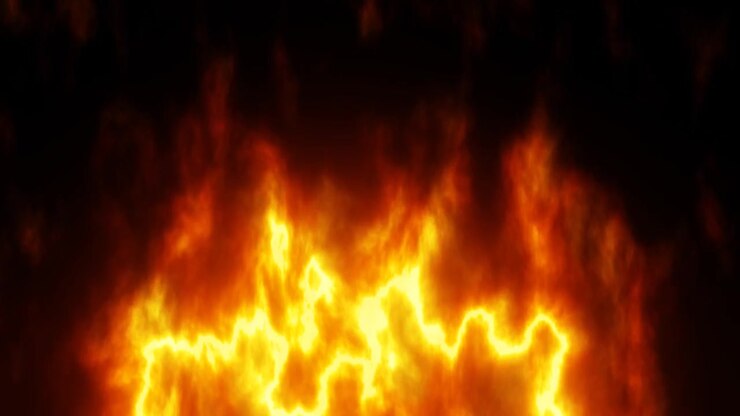 Llamas de fuego intensas contra un fondo oscuro