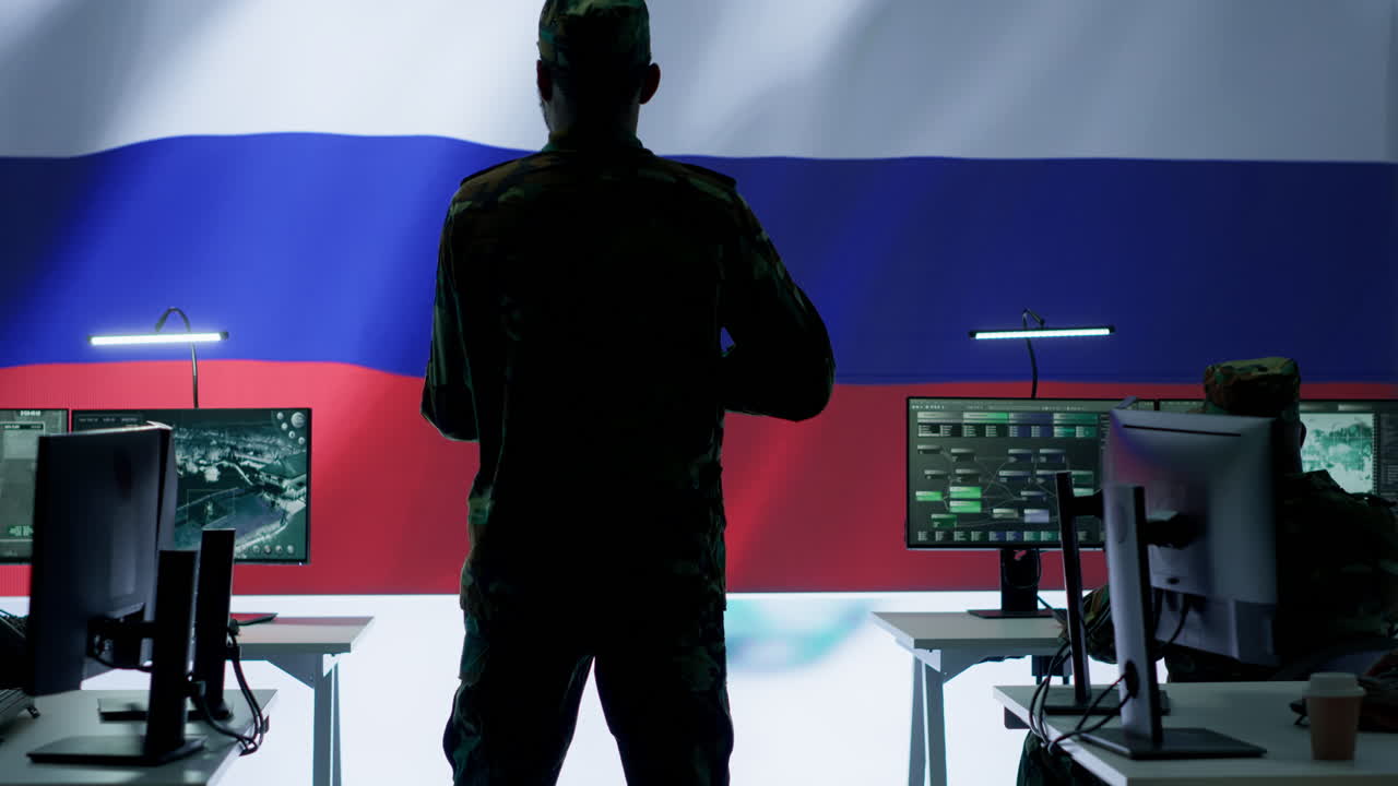 experto militar del ejército ruso que trabaja en la base de operaciones del gobierno