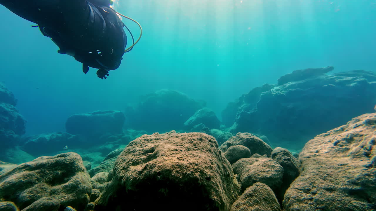 바다 바닥에서 스쿠버 다이버가 물고기와 산호의 야생동물을 탐험하는 독특한 시각, 천천히 움직이는 공간 복사