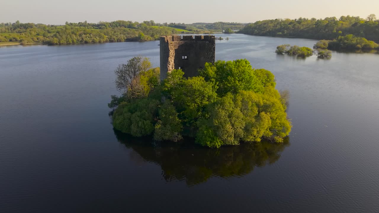 Ruiner av Cloughoughter Castle på den lille øya Lough Oughter nær Killeshandra i County Cavan, Irland