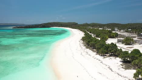 Excelente-Toma-Aérea-De-Olas-Rompiendo-En-Las-Costas-De-Las-Islas-Rote-En-Indonesia