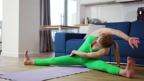 mujer haciendo ejercicio en casa practicando lados estirándose en la sala de estar