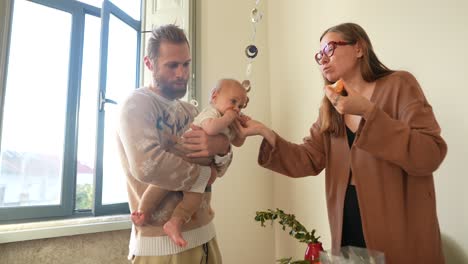 familia con el bebé celebrando una ocasión festiva