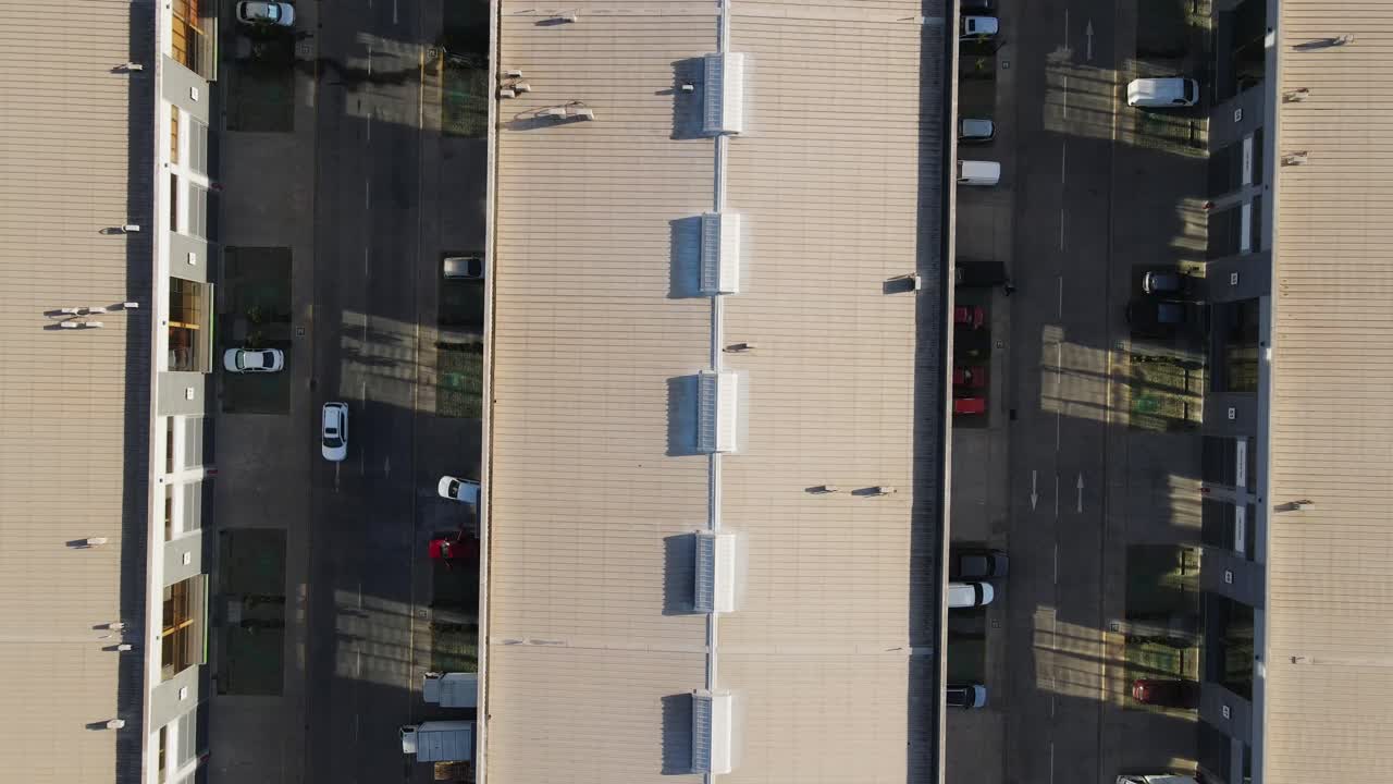 toma aérea de almacenes en zona industrial