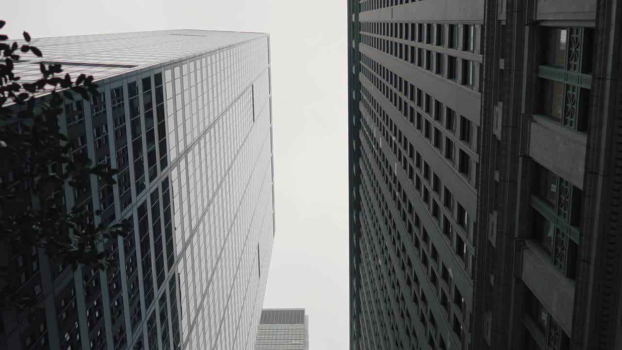 disparo de deslizamiento de bajo ángulo moviéndose entre edificios modernos rascacielos en la ciudad de nueva york. distrito financiero. disparo vertical de estilo pov dolly.