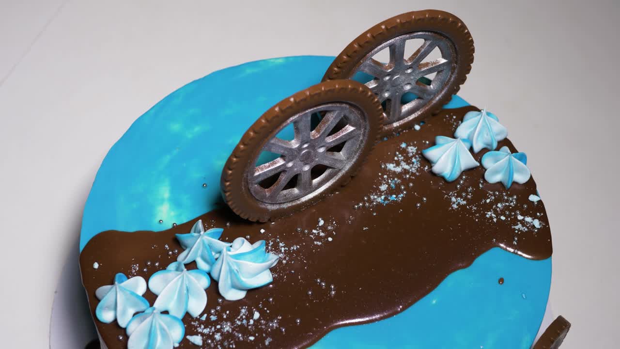 pastel azul para niños con ruedas de coche