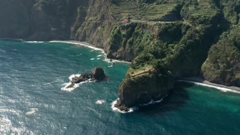 impresionantes acantilados naturales de la exuberante isla atlántica de madeira con agua azul