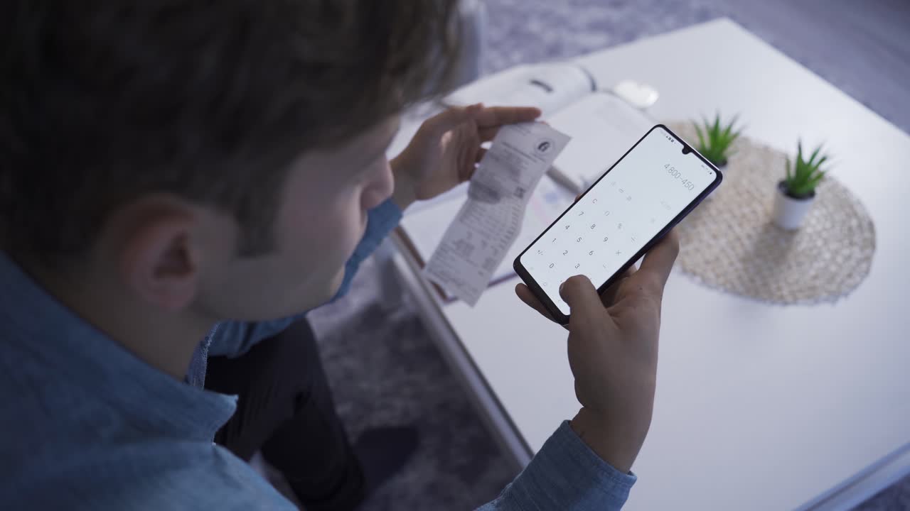 청년은 청구서, 세금, 비용을 계산하고, 주택담보대출율을 계산하고, 저축 개념을 계산합니다.