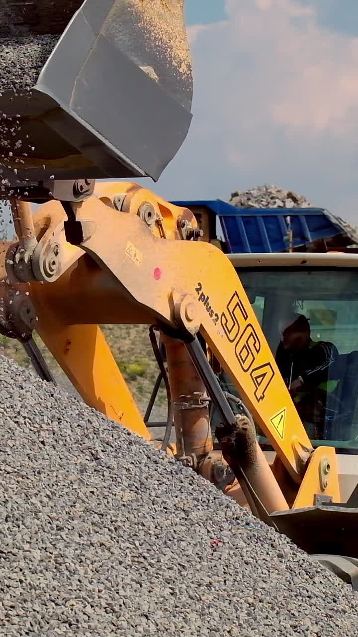 Stenbrudssten til byggeri. Stenbrudsaggregater med tungt maskineri.