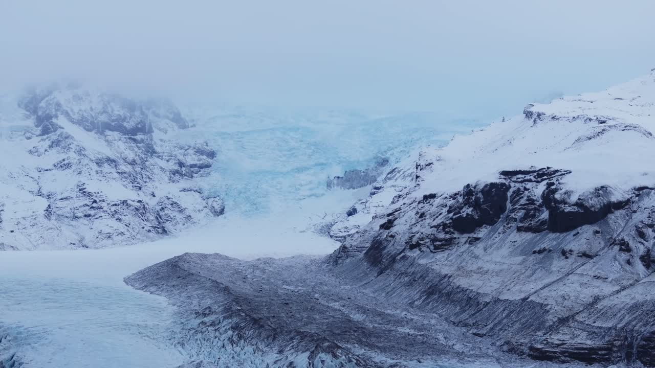 Glaciar Vatnajökull brumoso, vista aérea de un monumento emblemático del sur de Islandia