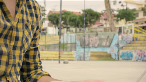 hombre guapo sentado en las escaleras usando una computadora portátil al aire libre