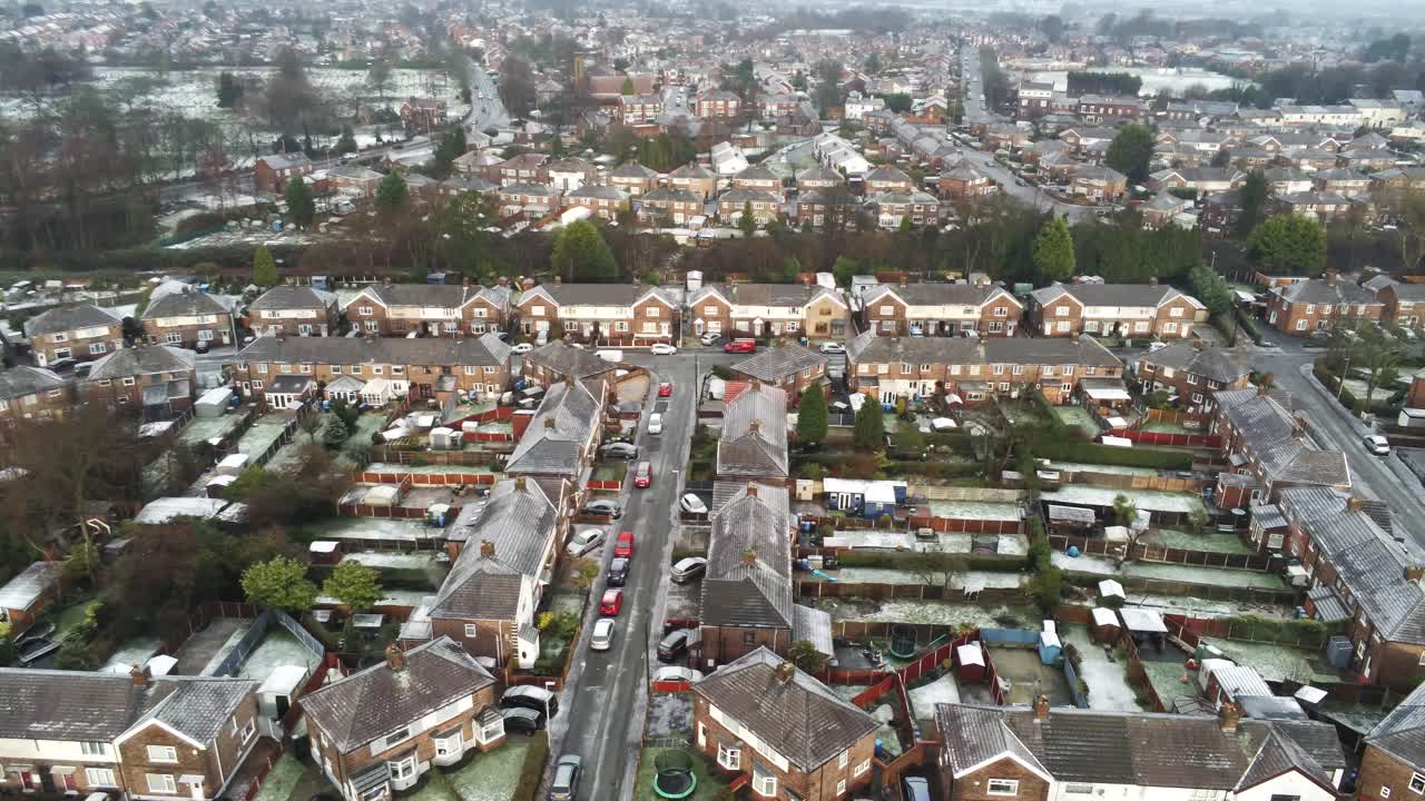 vista aérea escarchado blanco invierno residencial pueblo barrio tejados levantamiento pan derecha