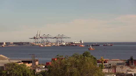 vista general del puerto con grúas y barcos antiguos