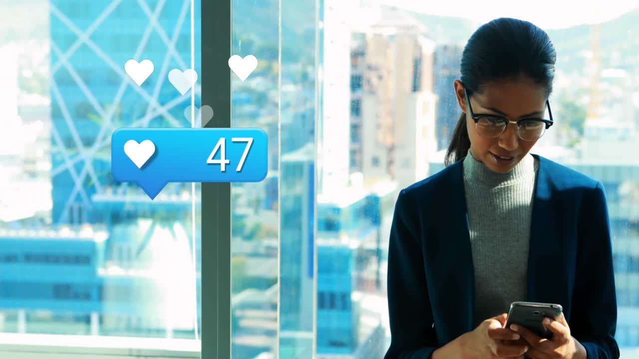 animación de iconos de las redes sociales cayendo sobre una mujer biracial