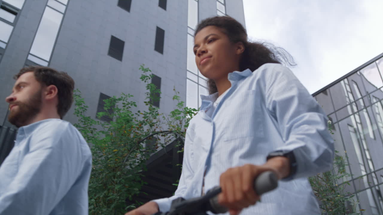 retrato de una mujer de negocios en un scooter eléctrico que viaja a la calle de la ciudad de la oficina.